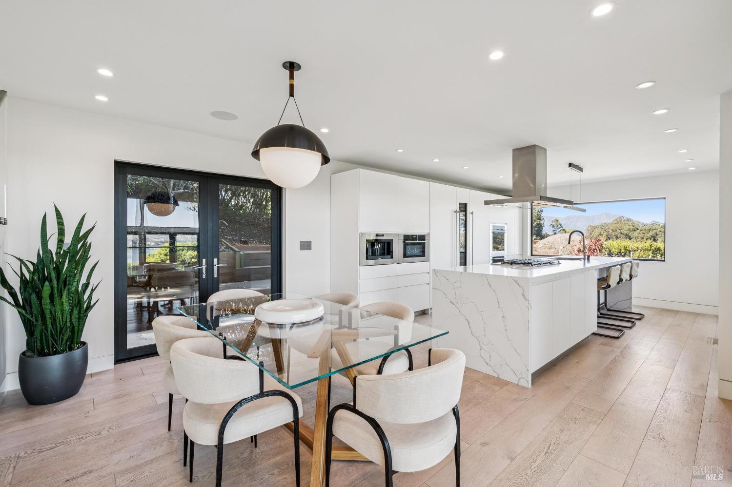 Detail Gallery Image 16 of 54 For 18 Laurel Ln, Sausalito,  CA 94965 - 4 Beds | 3/1 Baths