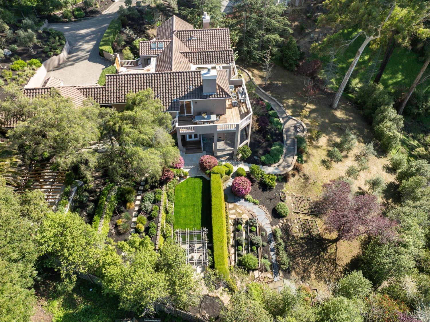 Detail Gallery Image 14 of 80 For 99 Deer Park Ave, San Rafael,  CA 94901 - 4 Beds | 3/1 Baths