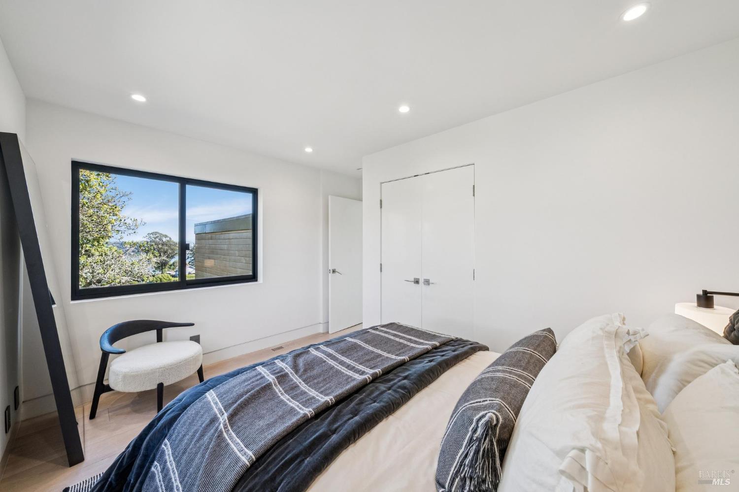 Detail Gallery Image 41 of 54 For 18 Laurel Ln, Sausalito,  CA 94965 - 4 Beds | 3/1 Baths