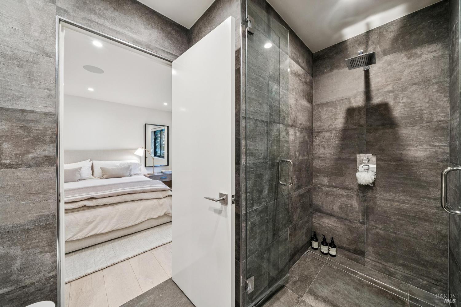 Detail Gallery Image 24 of 54 For 18 Laurel Ln, Sausalito,  CA 94965 - 4 Beds | 3/1 Baths