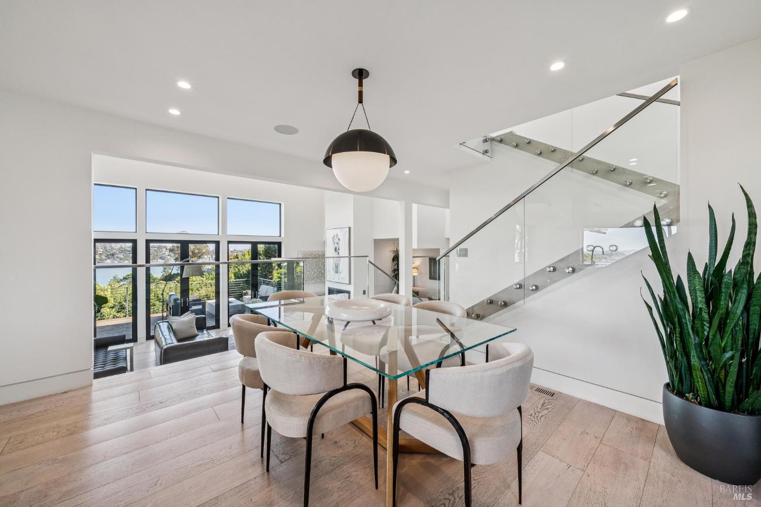 Detail Gallery Image 15 of 54 For 18 Laurel Ln, Sausalito,  CA 94965 - 4 Beds | 3/1 Baths