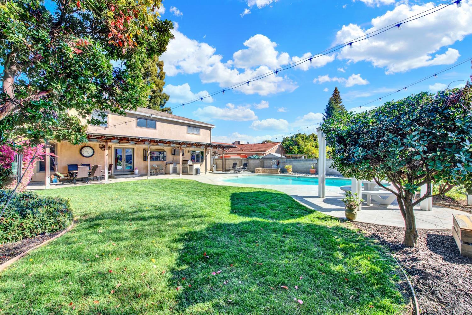 Detail Gallery Image 64 of 77 For 116 Alturas Ct, Vacaville,  CA 95688 - 5 Beds | 2/1 Baths