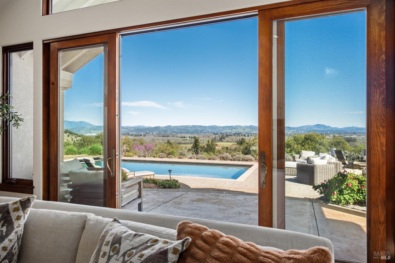 Detail Gallery Image 16 of 58 For 2405 Lewis Dr, Sebastopol,  CA 95472 - 3 Beds | 3 Baths