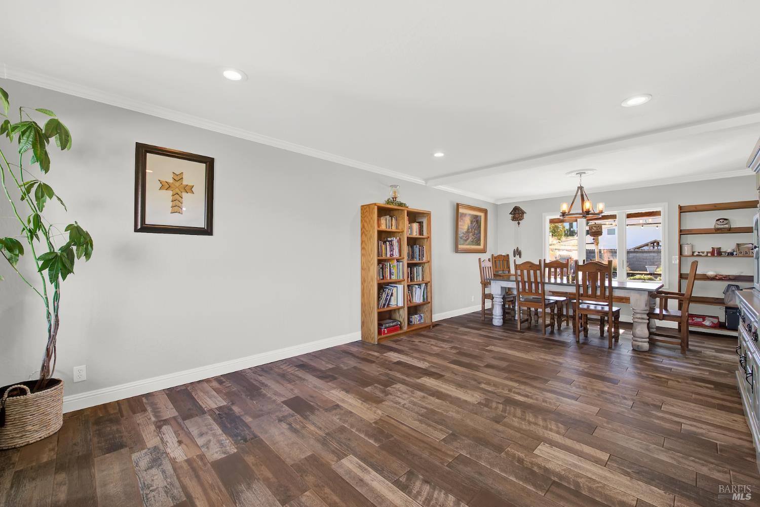 Detail Gallery Image 7 of 77 For 116 Alturas Ct, Vacaville,  CA 95688 - 5 Beds | 2/1 Baths