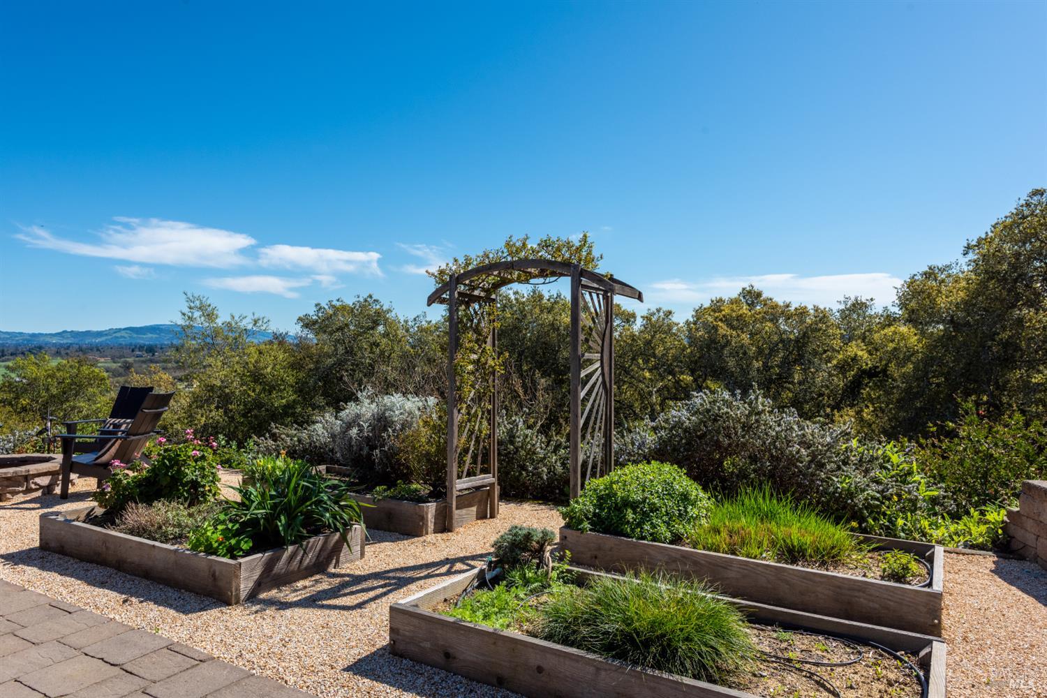 Detail Gallery Image 4 of 58 For 2405 Lewis Dr, Sebastopol,  CA 95472 - 3 Beds | 3 Baths