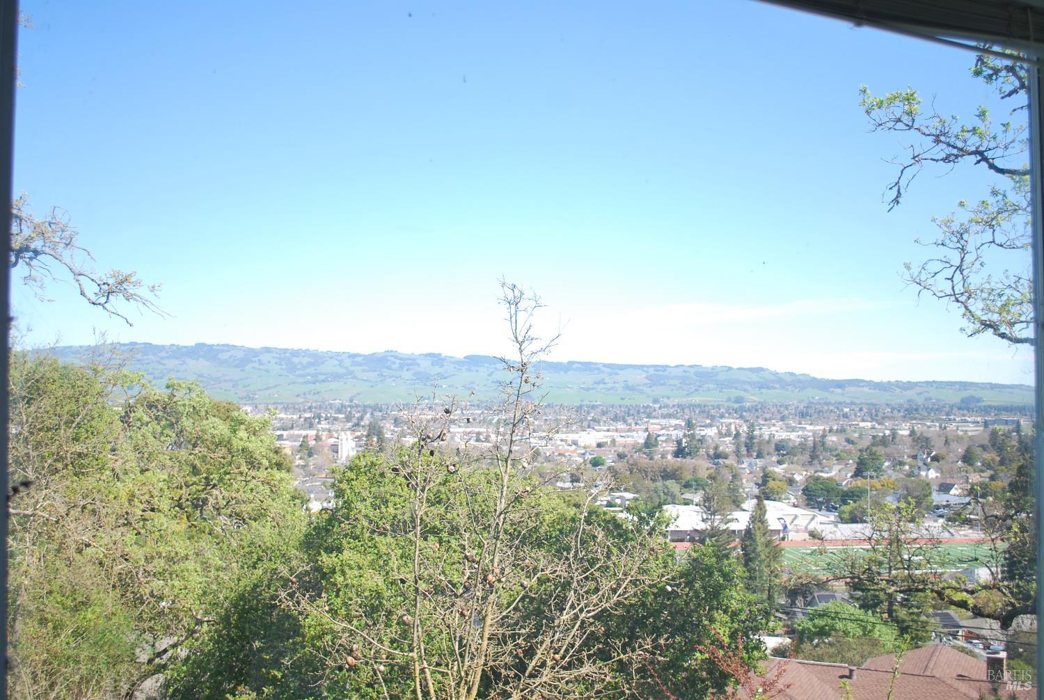 Detail Gallery Image 5 of 39 For 24 La Cresta Dr, Petaluma,  CA 94952 - 3 Beds | 2 Baths