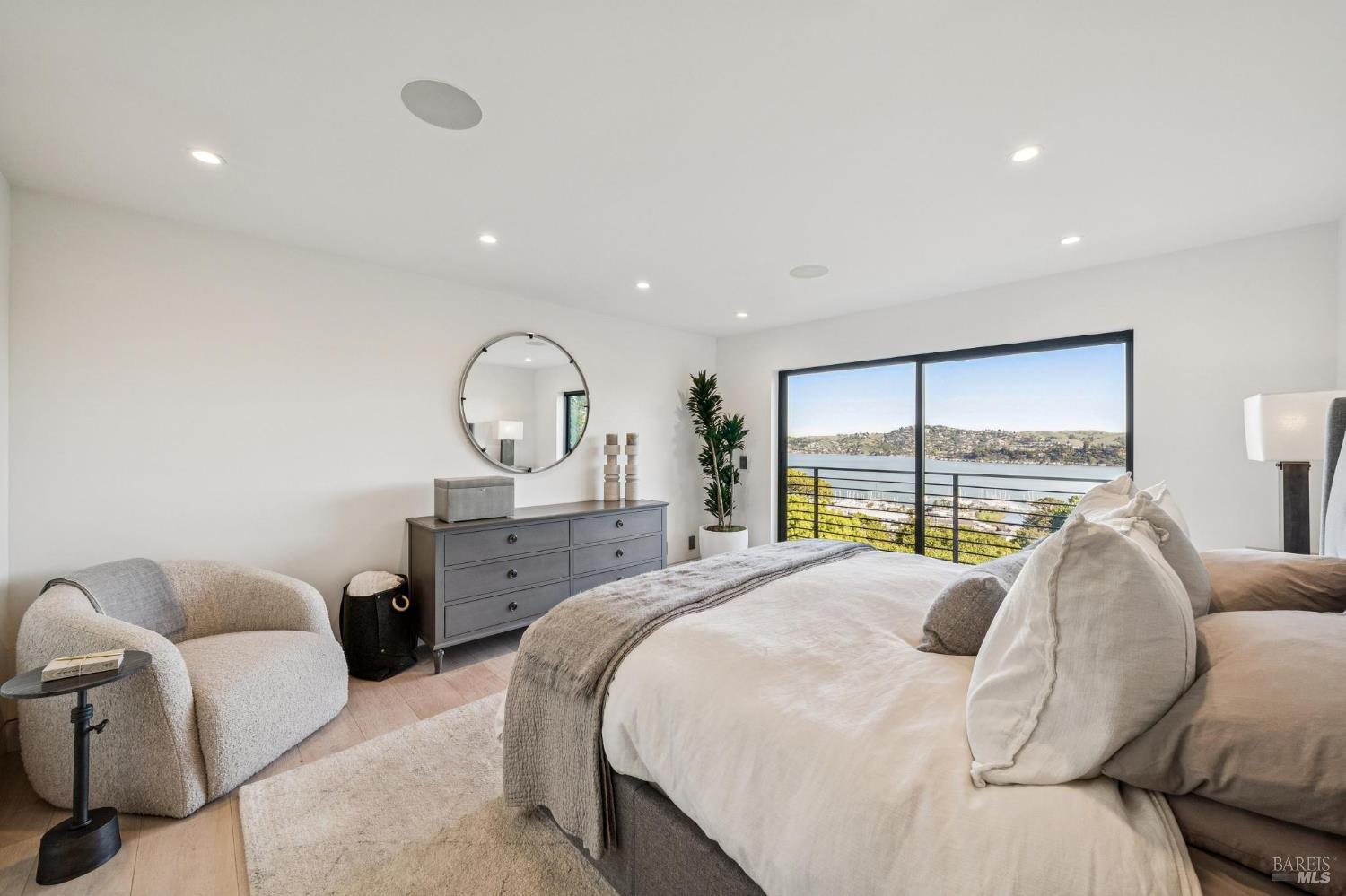 Detail Gallery Image 29 of 54 For 18 Laurel Ln, Sausalito,  CA 94965 - 4 Beds | 3/1 Baths
