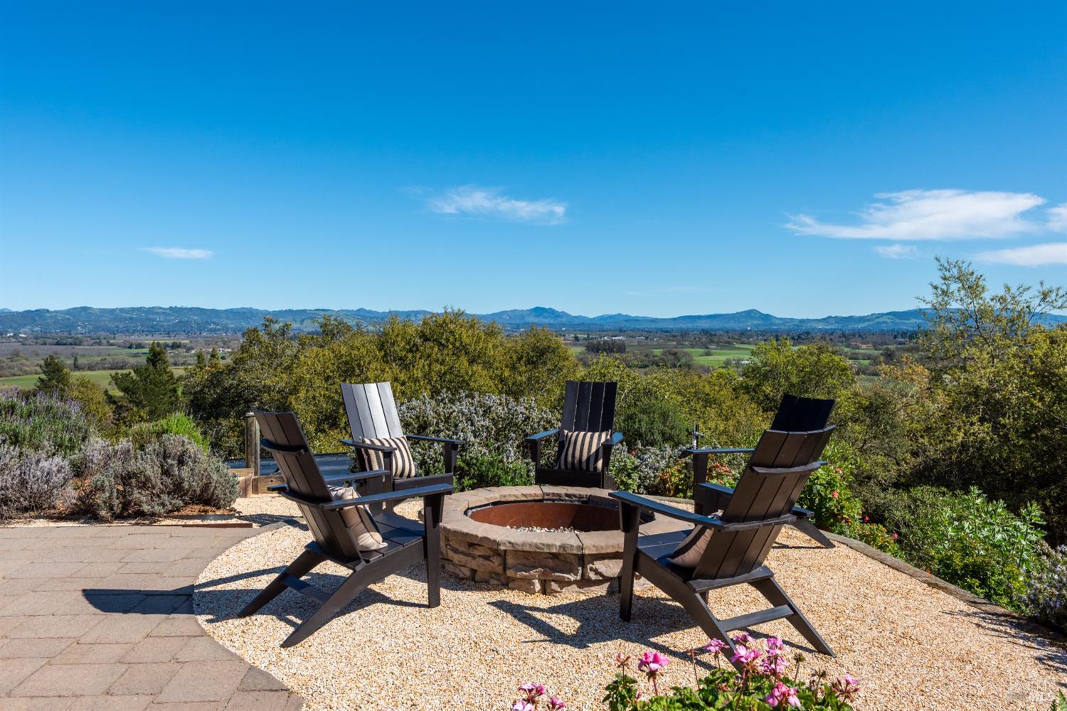 Detail Gallery Image 3 of 58 For 2405 Lewis Dr, Sebastopol,  CA 95472 - 3 Beds | 3 Baths