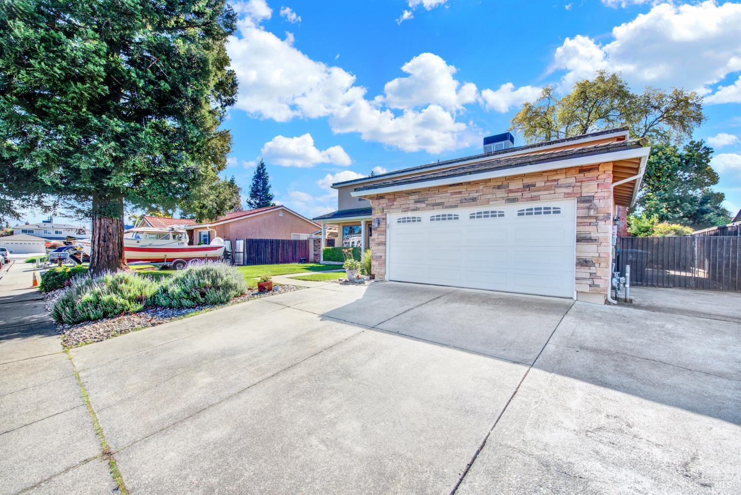 Detail Gallery Image 3 of 77 For 116 Alturas Ct, Vacaville,  CA 95688 - 5 Beds | 2/1 Baths