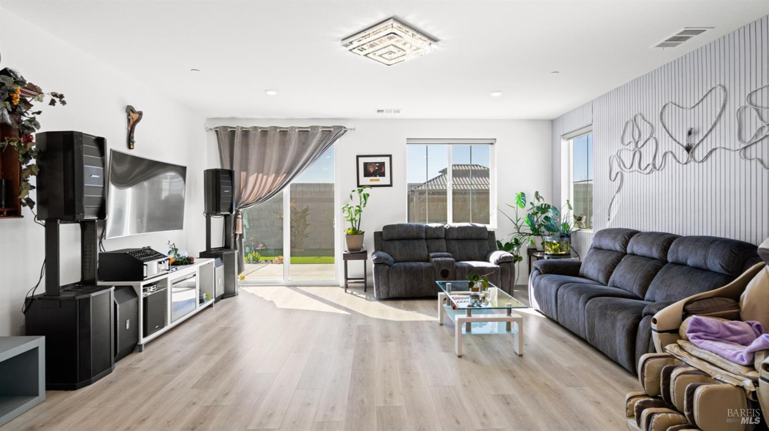 Detail Gallery Image 11 of 38 For 450 Baler Cir, Vacaville,  CA 95687 - 4 Beds | 3 Baths