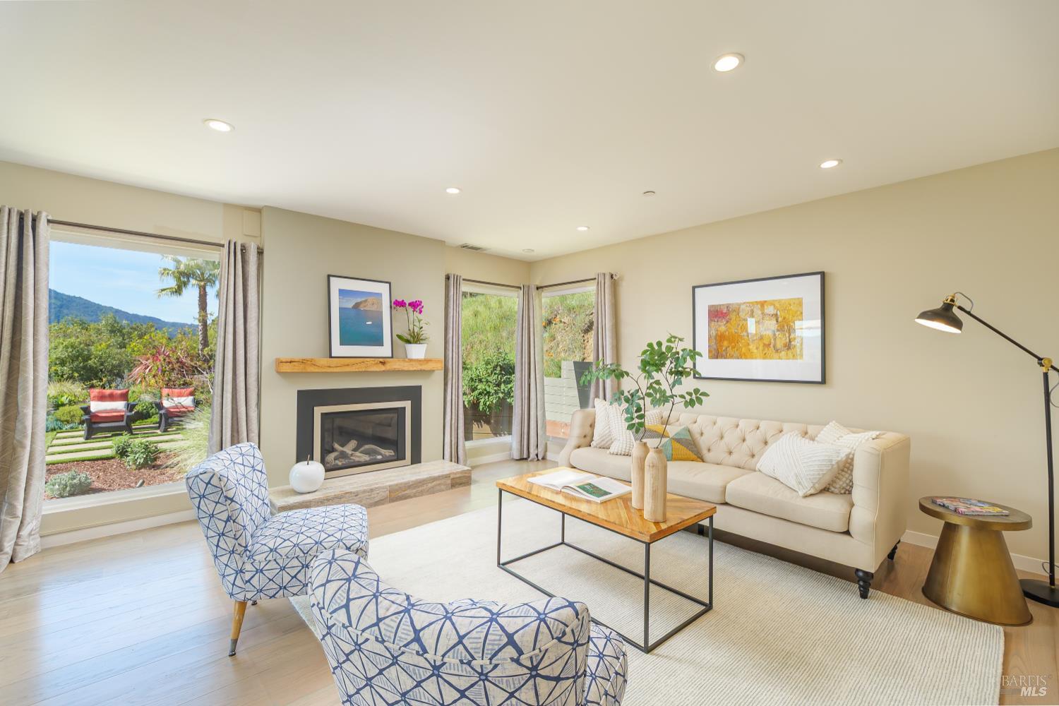 Detail Gallery Image 5 of 26 For 155 Bret Harte Rd, San Rafael,  CA 94941 - 3 Beds | 2 Baths