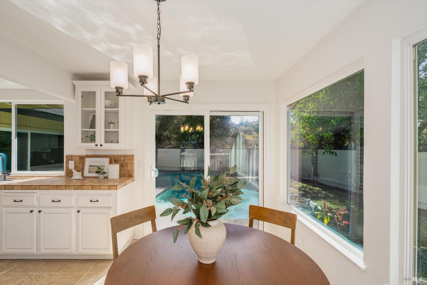 Detail Gallery Image 16 of 37 For 2625 Hidden Valley Dr, Santa Rosa,  CA 95404 - 4 Beds | 2/1 Baths