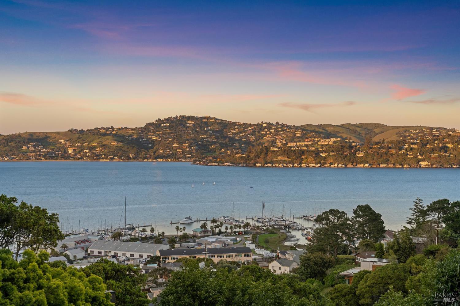 Detail Gallery Image 4 of 54 For 18 Laurel Ln, Sausalito,  CA 94965 - 4 Beds | 3/1 Baths