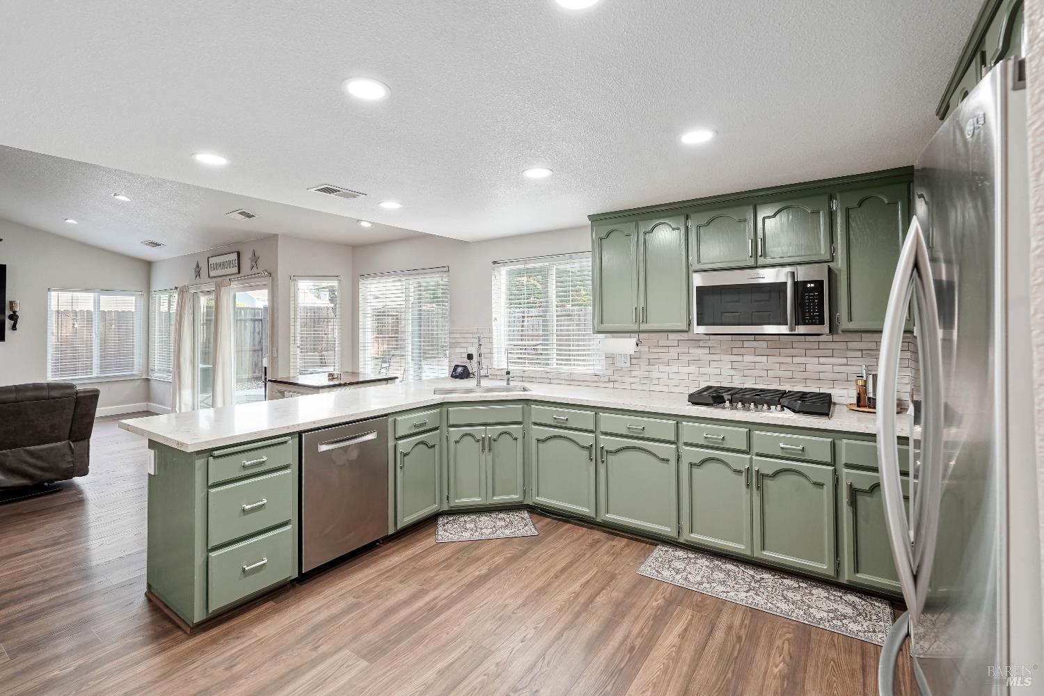 Detail Gallery Image 15 of 64 For 1315 Jacobs Pl, Dixon,  CA 95620 - 4 Beds | 2/1 Baths