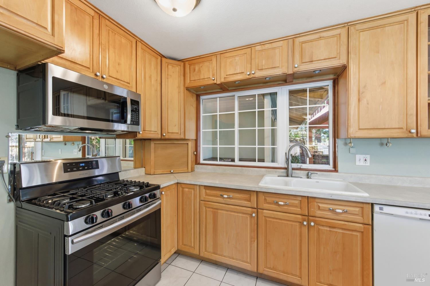 Detail Gallery Image 9 of 33 For 341 La Crosse Ave, Santa Rosa,  CA 95409 - 3 Beds | 2 Baths