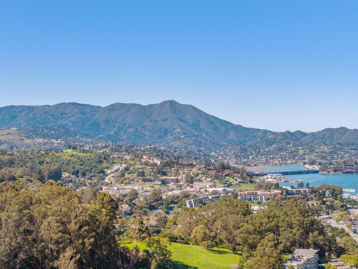 Detail Gallery Image 18 of 54 For 18 Laurel Ln, Sausalito,  CA 94965 - 4 Beds | 3/1 Baths