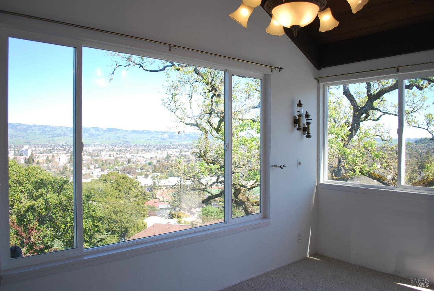 Detail Gallery Image 8 of 39 For 24 La Cresta Dr, Petaluma,  CA 94952 - 3 Beds | 2 Baths