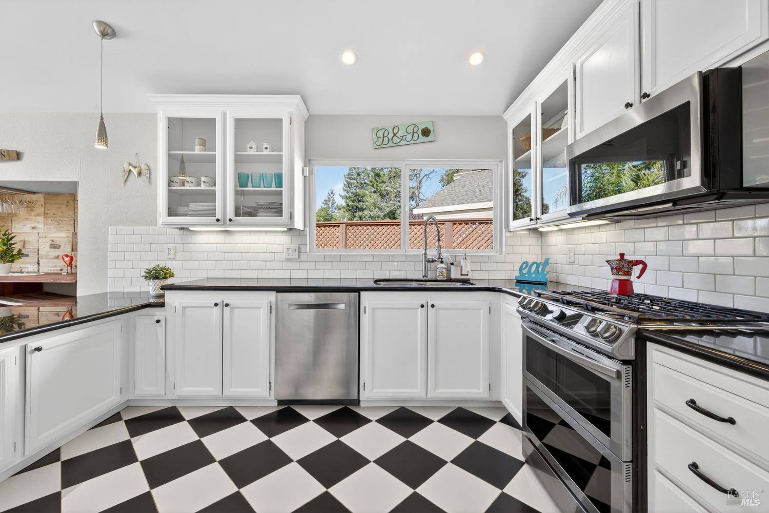 Detail Gallery Image 11 of 47 For 1301 Megan Pl, Rohnert Park,  CA 94928 - 3 Beds | 2 Baths