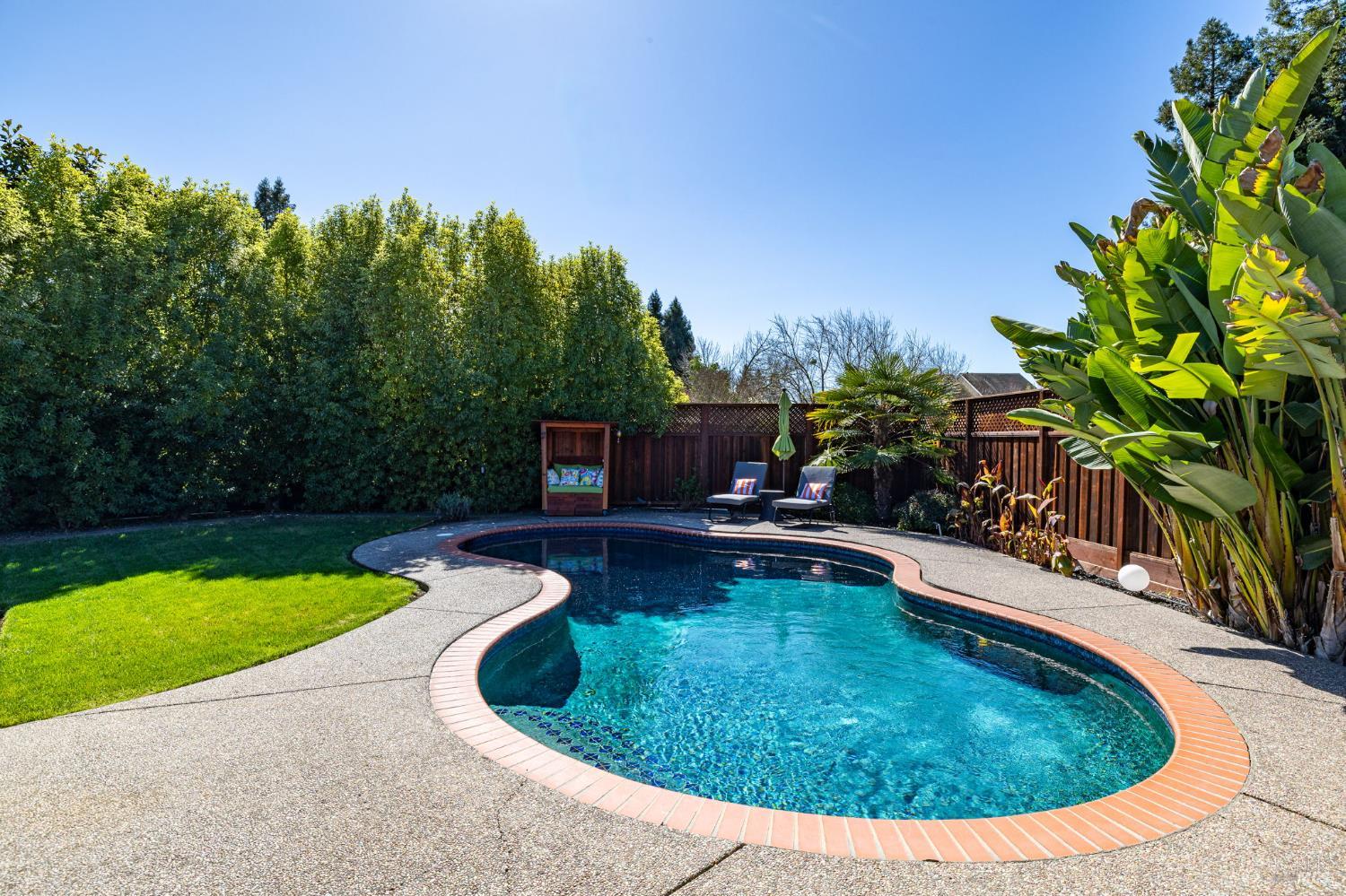 Detail Gallery Image 33 of 47 For 1301 Megan Pl, Rohnert Park,  CA 94928 - 3 Beds | 2 Baths