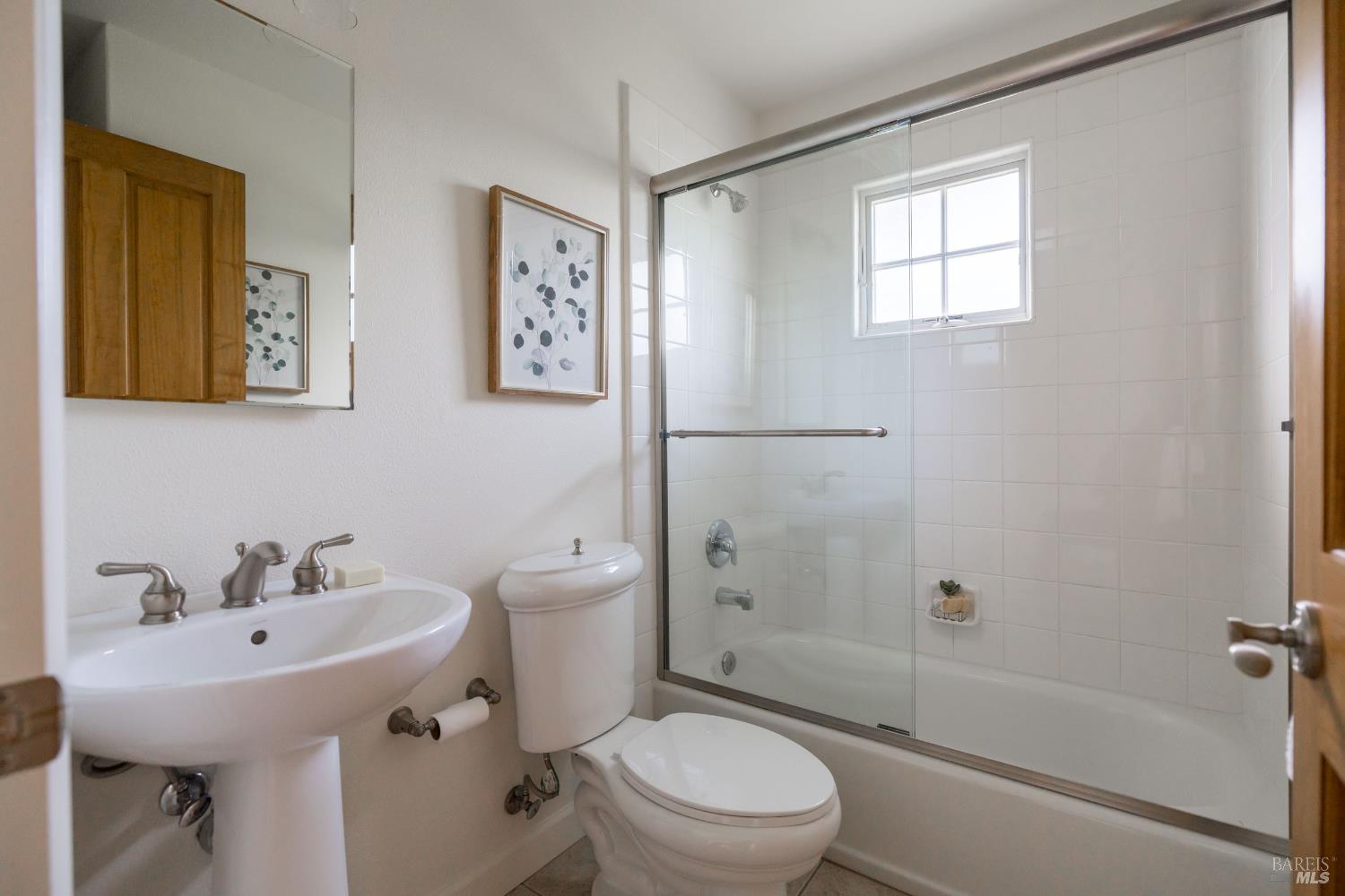 Detail Gallery Image 18 of 28 For 930 Martin Cir, Petaluma,  CA 94952 - 3 Beds | 2/1 Baths