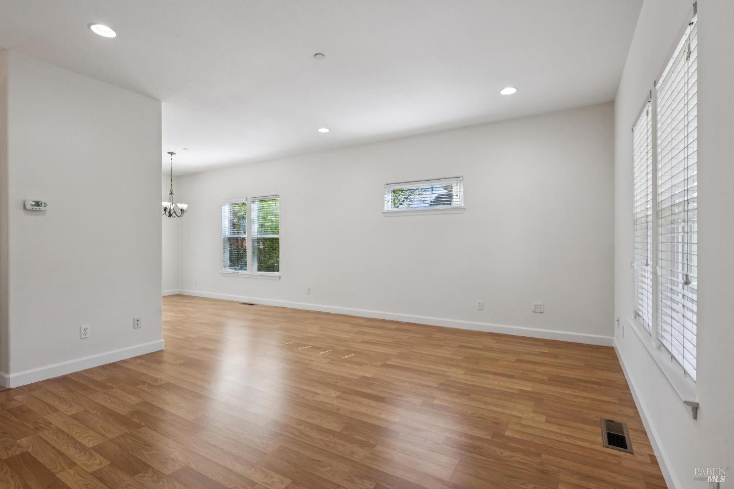 Detail Gallery Image 9 of 58 For 3 Hill Dr, Petaluma,  CA 94952 - 3 Beds | 2/1 Baths