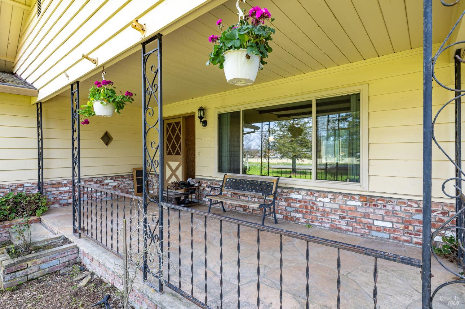 Detail Gallery Image 3 of 21 For 410 E Railroad Ave, Cotati,  CA 94931 - 3 Beds | 3 Baths