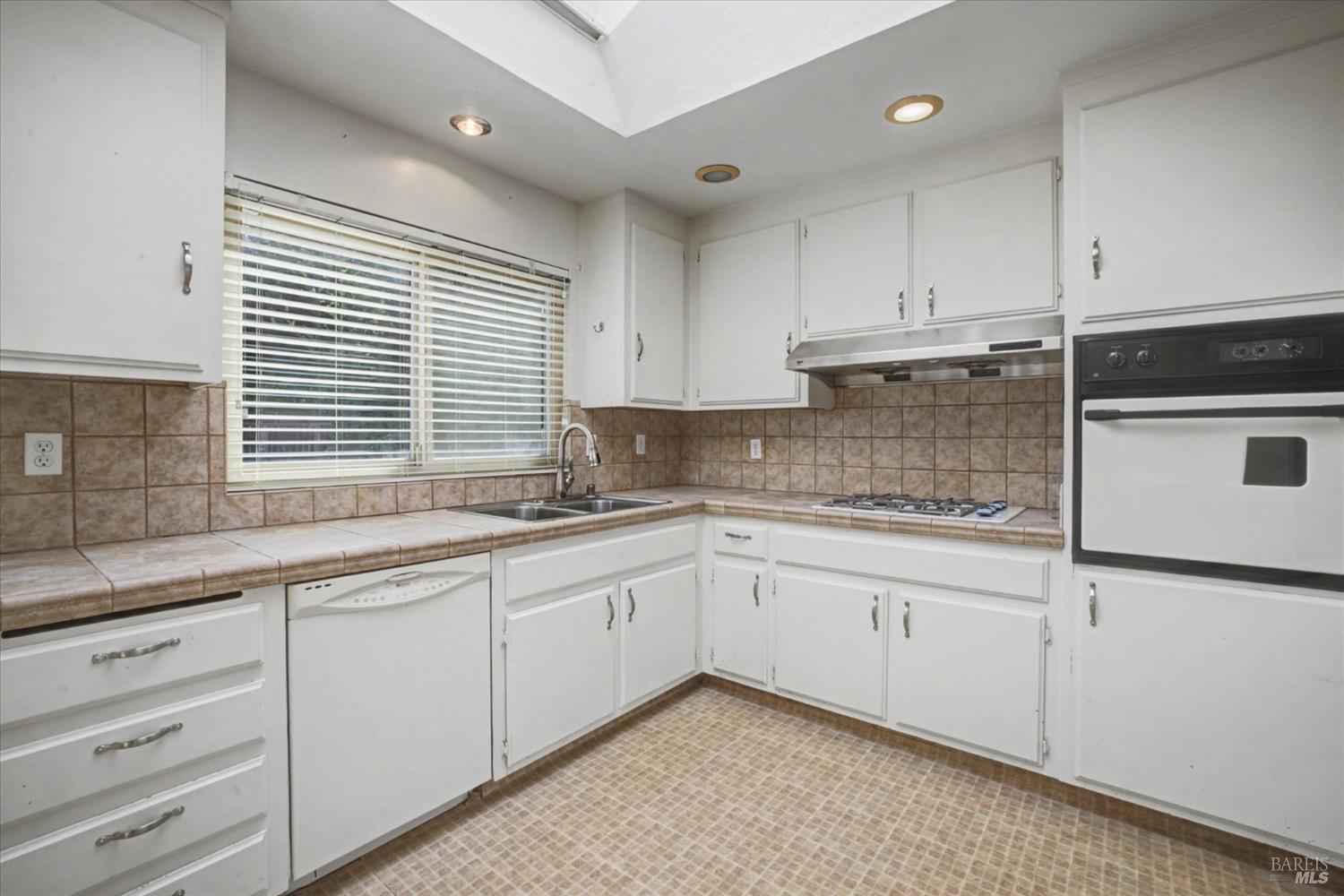 Detail Gallery Image 12 of 32 For 460 Oak View Dr, Vacaville,  CA 95688 - 4 Beds | 3 Baths