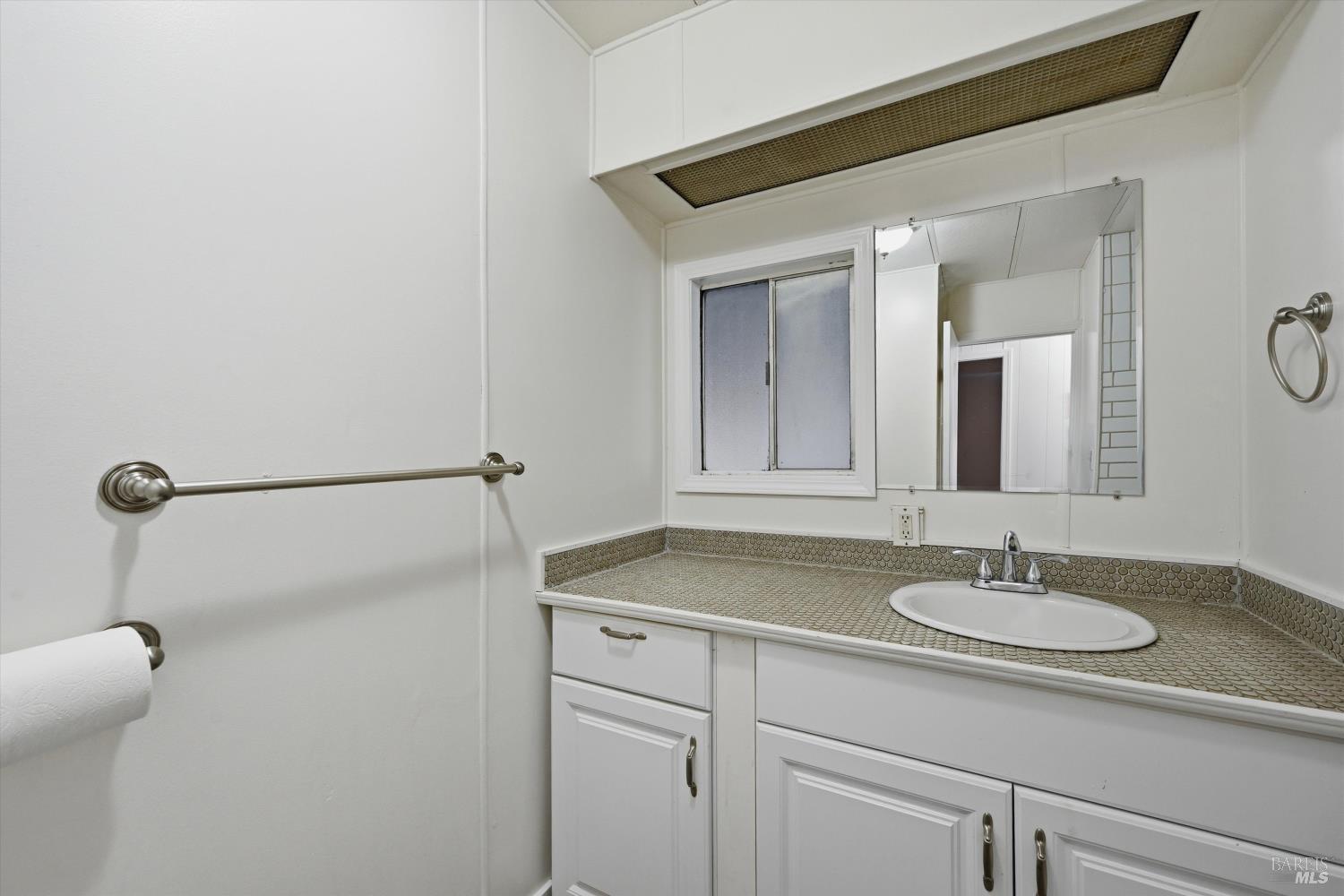 Detail Gallery Image 9 of 21 For 3562 Mountain View St, Clearlake,  CA 95422 - 3 Beds | 2 Baths