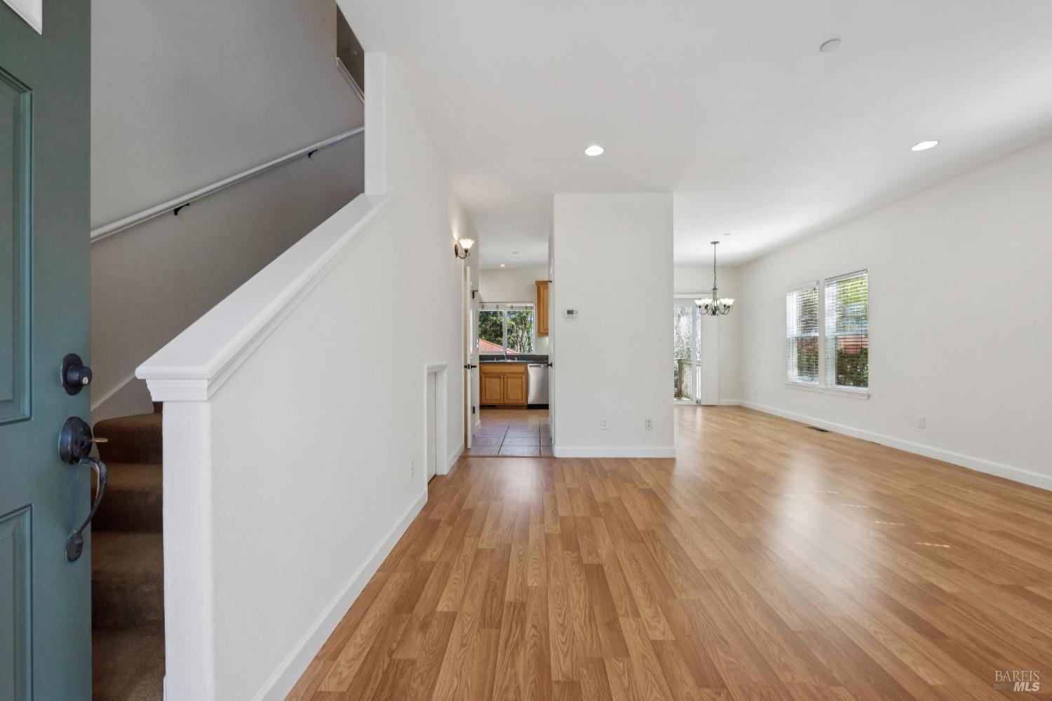 Detail Gallery Image 8 of 58 For 3 Hill Dr, Petaluma,  CA 94952 - 3 Beds | 2/1 Baths