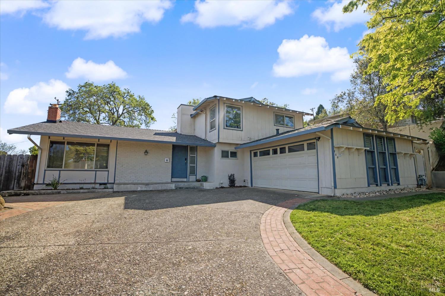 Detail Gallery Image 2 of 32 For 460 Oak View Dr, Vacaville,  CA 95688 - 4 Beds | 3 Baths