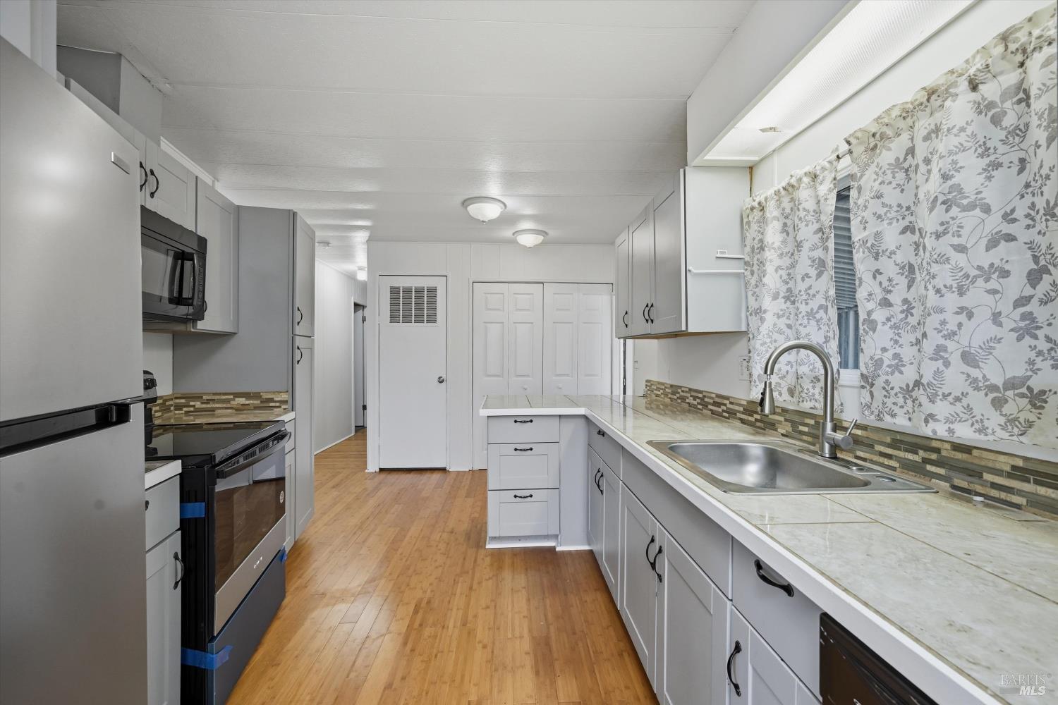 Detail Gallery Image 4 of 21 For 3562 Mountain View St, Clearlake,  CA 95422 - 3 Beds | 2 Baths