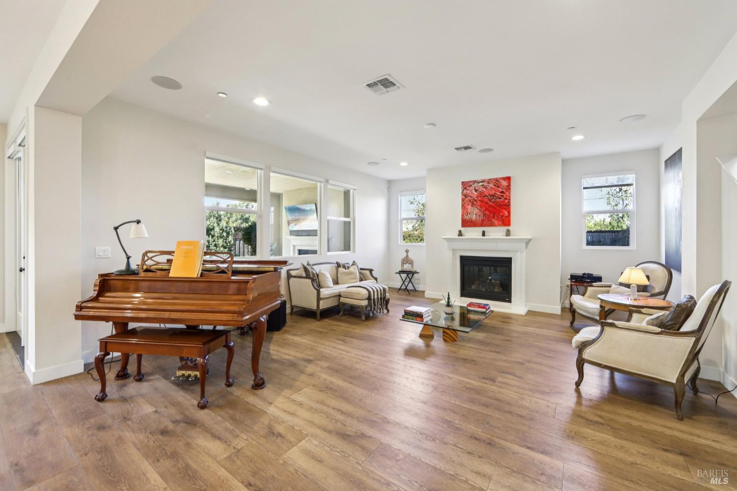 Detail Gallery Image 7 of 56 For 2453 Francisco Ave, Santa Rosa,  CA 95403 - 4 Beds | 3 Baths