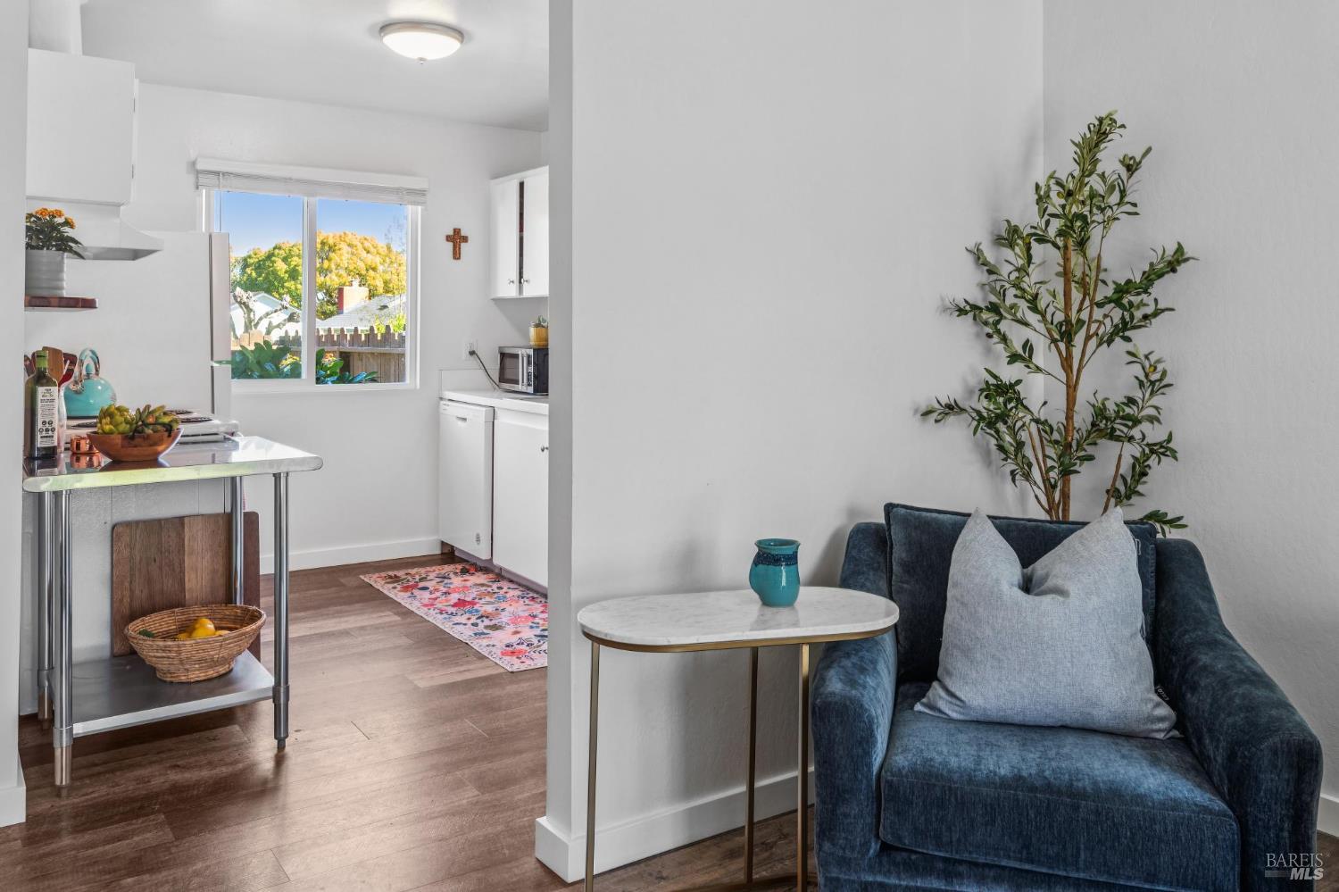 Detail Gallery Image 5 of 30 For 1366 Mission Dr, Sonoma,  CA 95476 - 2 Beds | 1 Baths