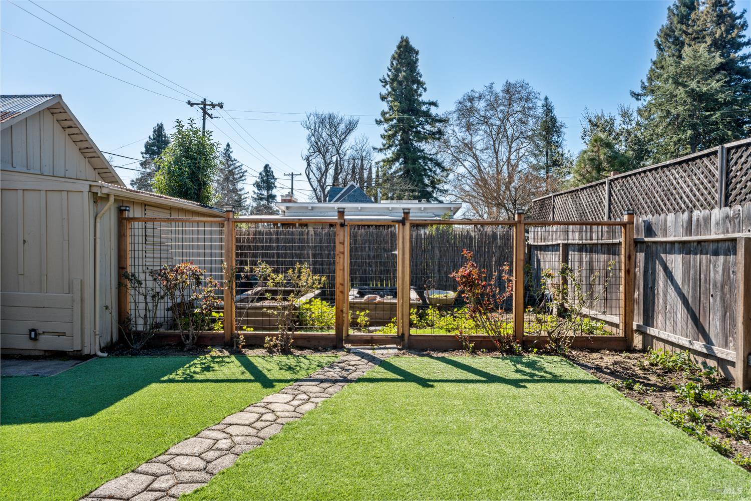 Detail Gallery Image 4 of 20 For 221 Ford St, Ukiah,  CA 95482 - 1 Beds | 1/1 Baths