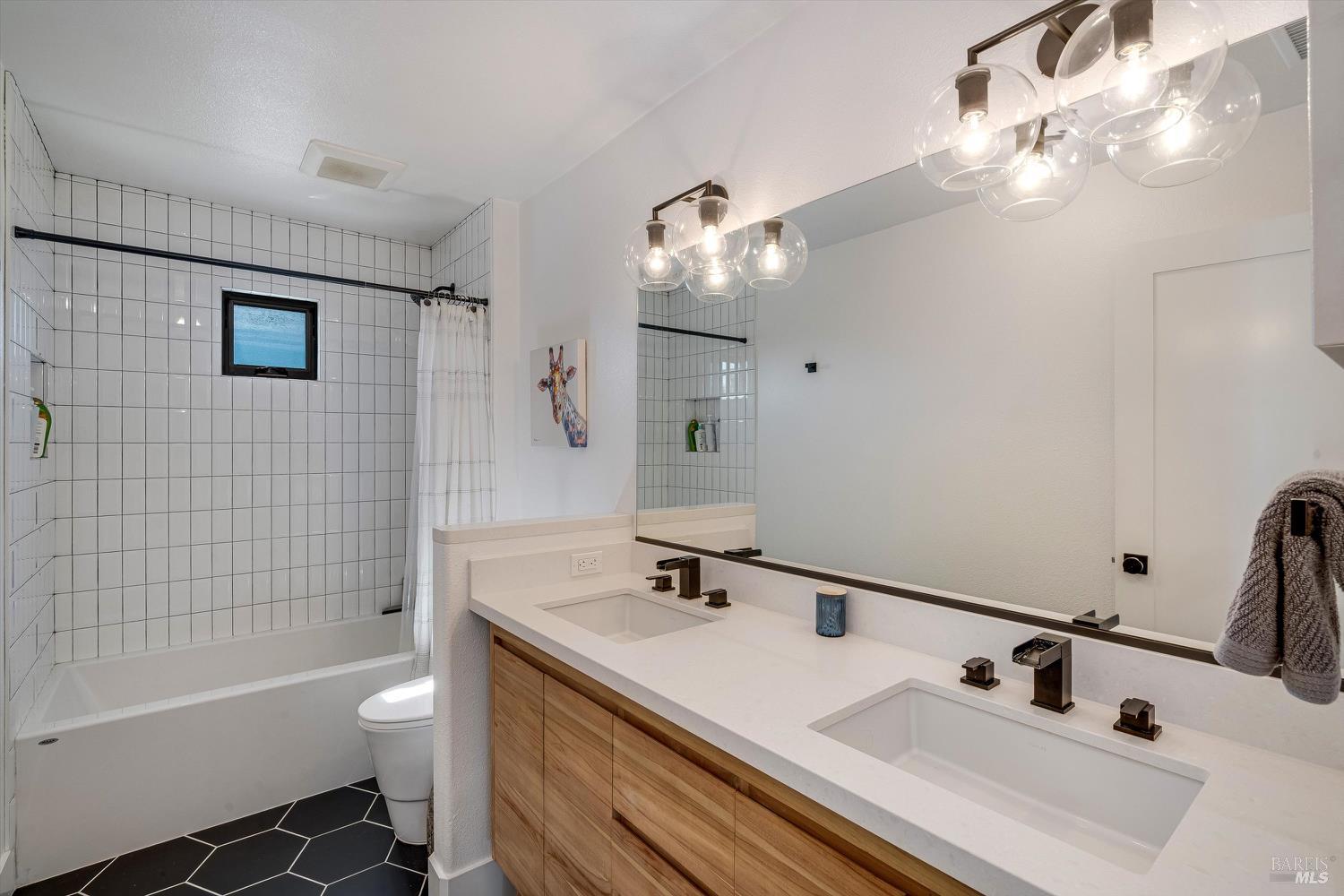 Detail Gallery Image 22 of 77 For 100 S Newport Dr, Napa,  CA 94559 - 4 Beds | 2/1 Baths