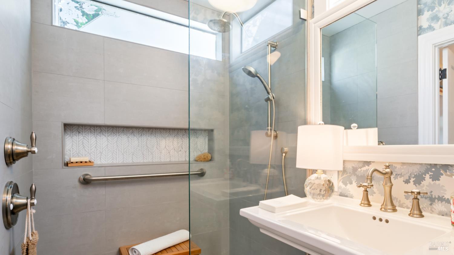 Detail Gallery Image 11 of 30 For 699 Grove St, Healdsburg,  CA 95448 - 4 Beds | 3 Baths