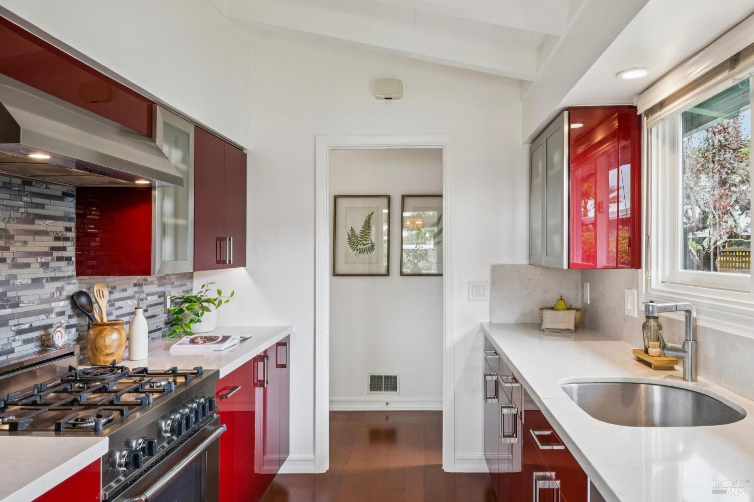 Detail Gallery Image 14 of 54 For 20 Porto Bello Dr, San Rafael,  CA 94901 - 2 Beds | 2 Baths