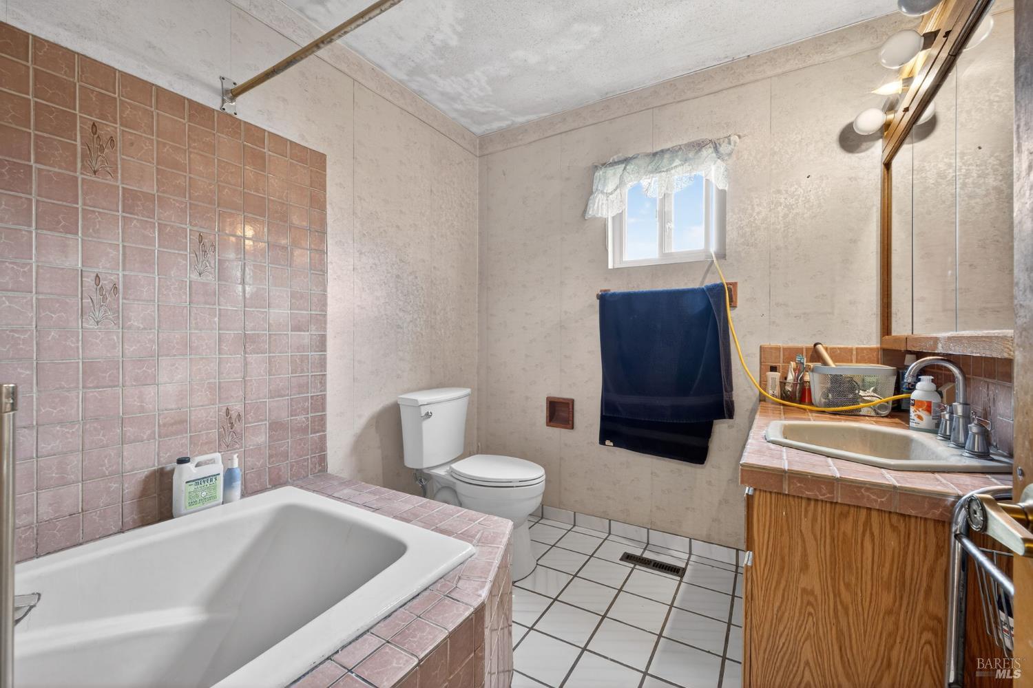 Detail Gallery Image 14 of 21 For 410 E Railroad Ave, Cotati,  CA 94931 - 3 Beds | 3 Baths