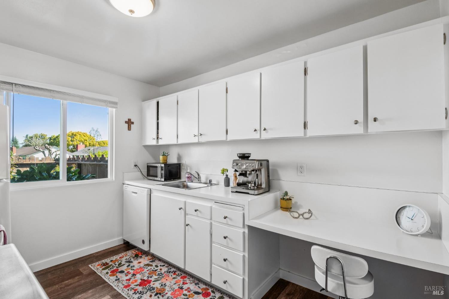 Detail Gallery Image 3 of 30 For 1366 Mission Dr, Sonoma,  CA 95476 - 2 Beds | 1 Baths