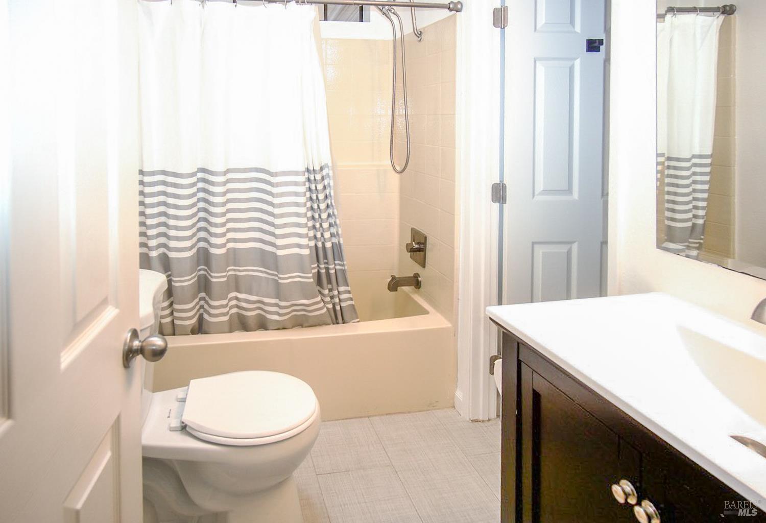 Detail Gallery Image 17 of 27 For 1038 Capewood Ln, Windsor,  CA 95492 - 3 Beds | 2 Baths