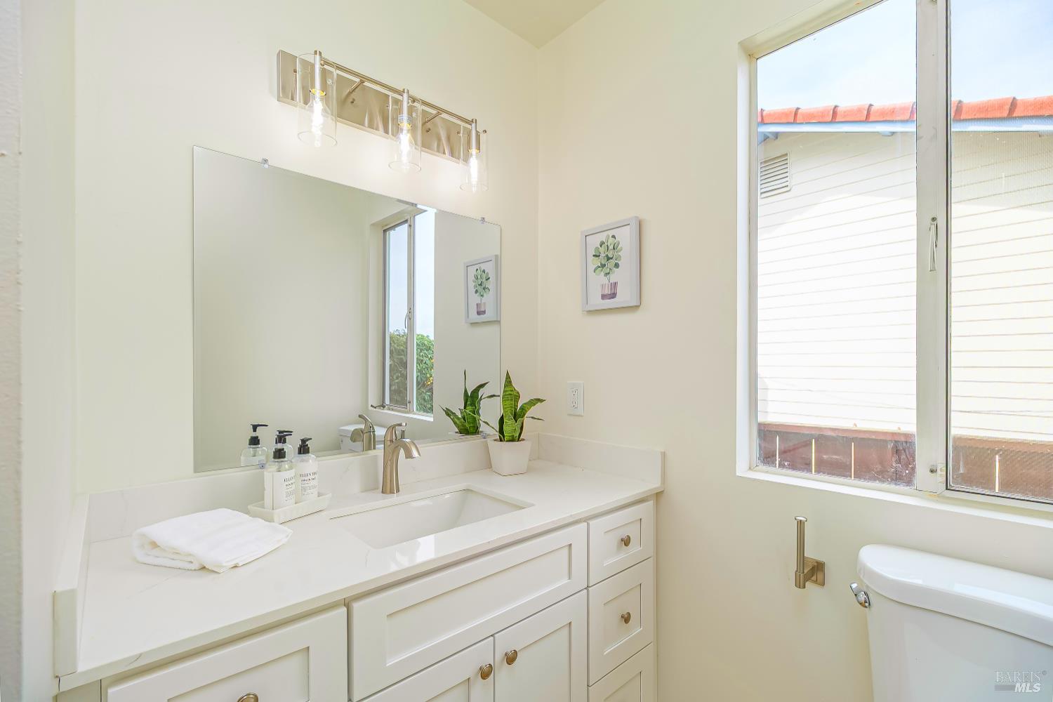 Detail Gallery Image 31 of 37 For 45 Del Oro Lagoon Dr, Novato,  CA 94949 - 3 Beds | 2 Baths