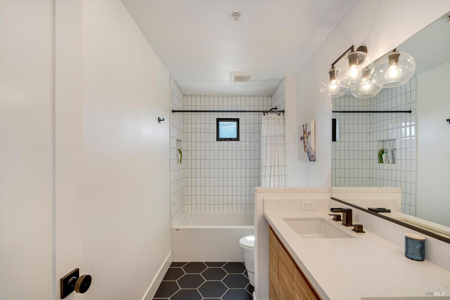 Detail Gallery Image 23 of 77 For 100 S Newport Dr, Napa,  CA 94559 - 4 Beds | 2/1 Baths