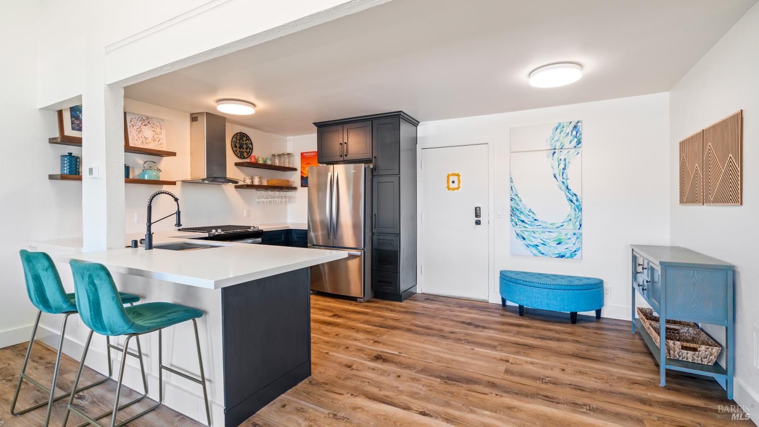 Detail Gallery Image 2 of 35 For 408 Larkspur Plaza Dr, Larkspur,  CA 94939 - 1 Beds | 1 Baths