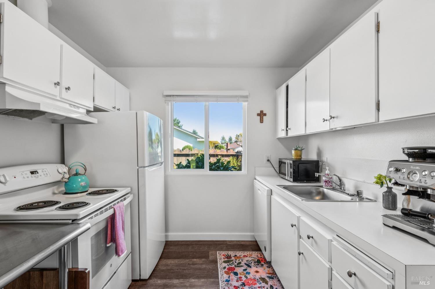 Detail Gallery Image 2 of 30 For 1366 Mission Dr, Sonoma,  CA 95476 - 2 Beds | 1 Baths