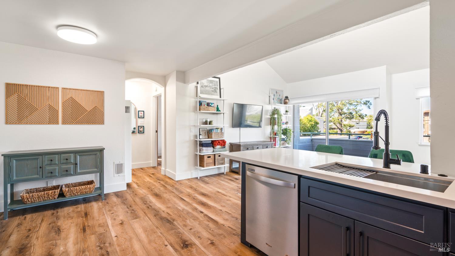 Detail Gallery Image 4 of 35 For 408 Larkspur Plaza Dr, Larkspur,  CA 94939 - 1 Beds | 1 Baths