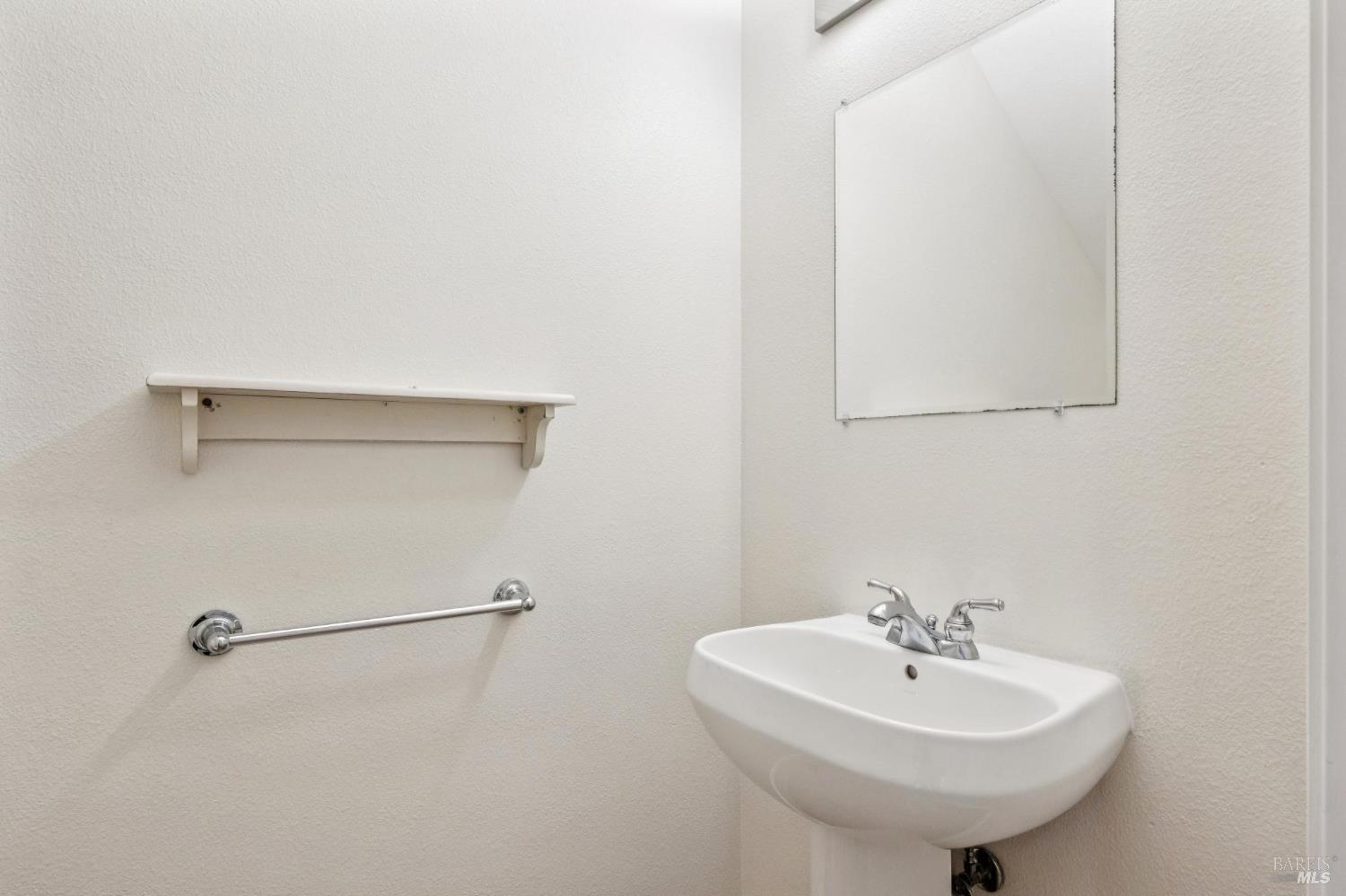 Detail Gallery Image 22 of 58 For 3 Hill Dr, Petaluma,  CA 94952 - 3 Beds | 2/1 Baths