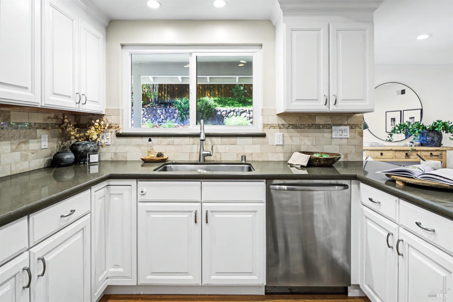 Detail Gallery Image 16 of 48 For 255 Knight Dr, San Rafael,  CA 94901 - 3 Beds | 2 Baths