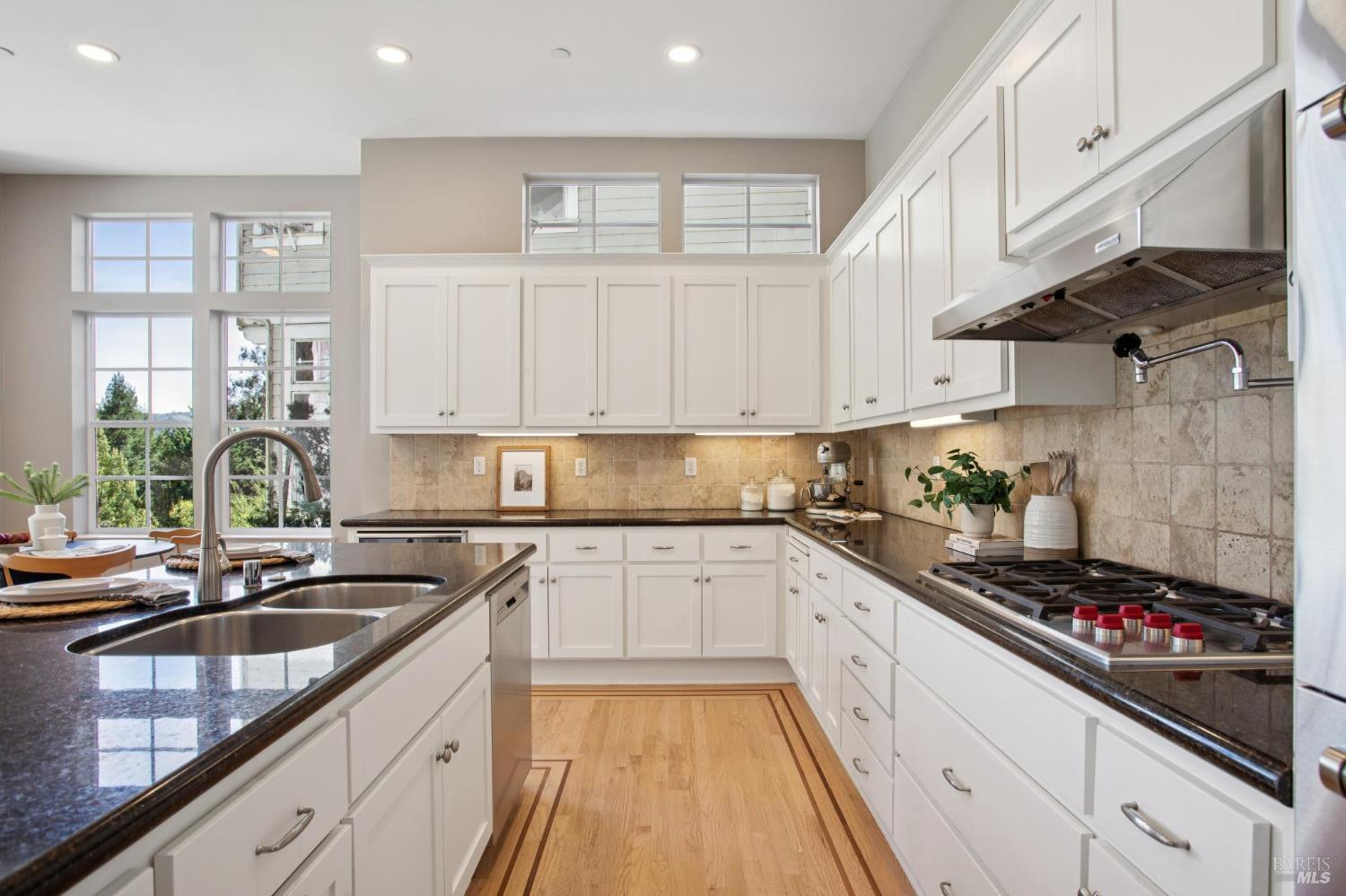 Detail Gallery Image 14 of 41 For 508 Blue Jay Way, Mill Valley,  CA 94941 - 4 Beds | 2/1 Baths