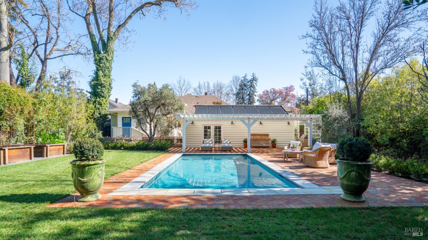 Detail Gallery Image 27 of 30 For 699 Grove St, Healdsburg,  CA 95448 - 4 Beds | 3 Baths