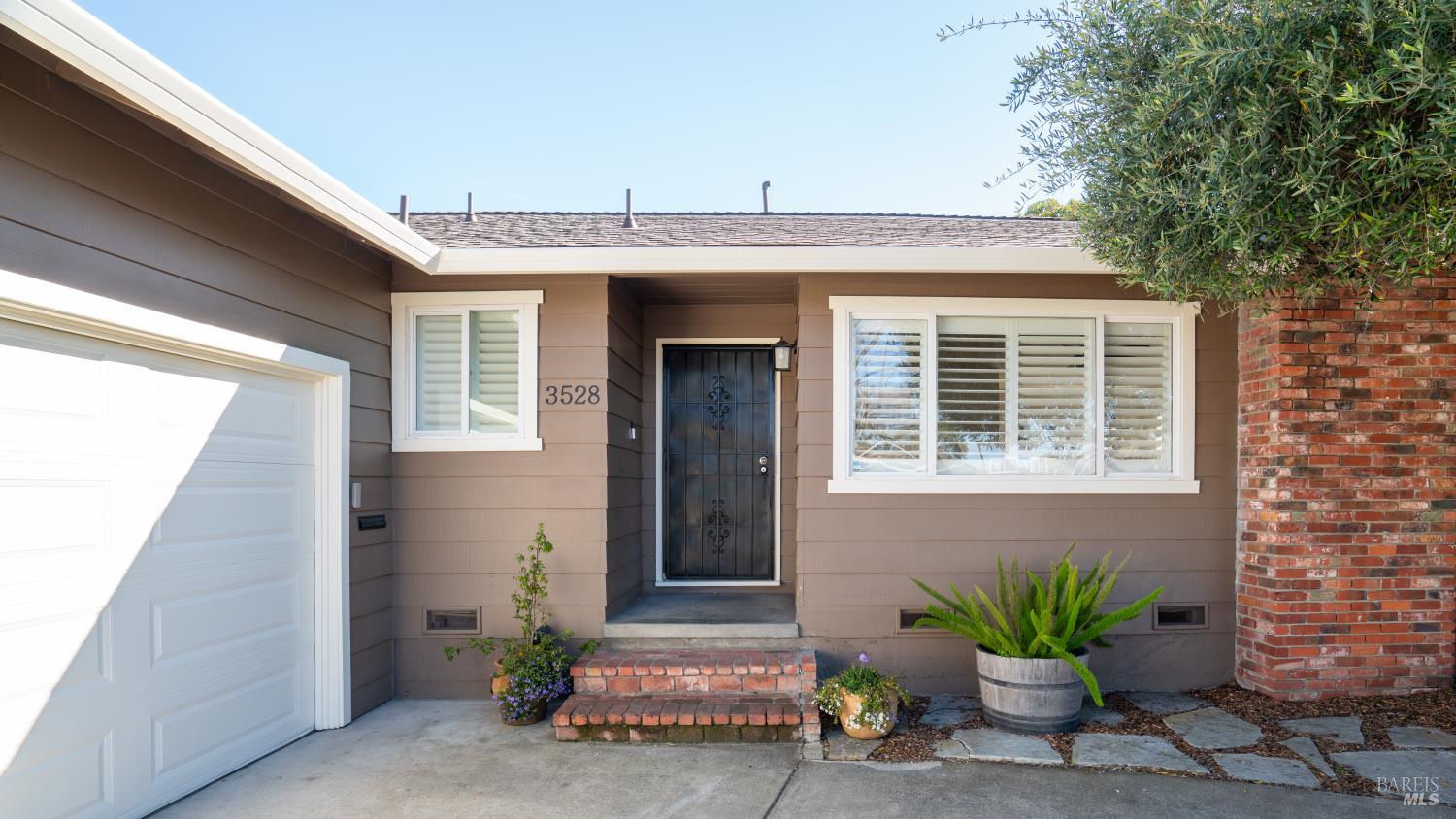 Detail Gallery Image 3 of 34 For 3528 Yale Dr, Santa Rosa,  CA 95405 - 3 Beds | 2 Baths